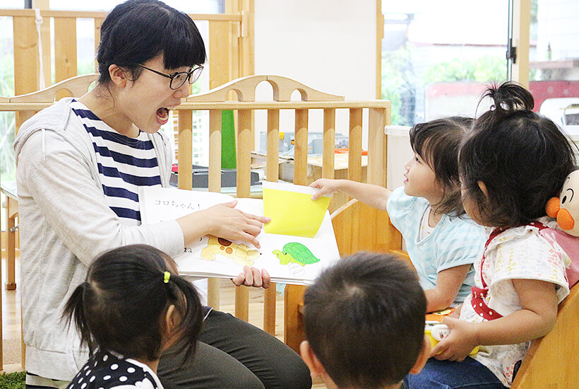 境 紗知子 さんと園児の写真