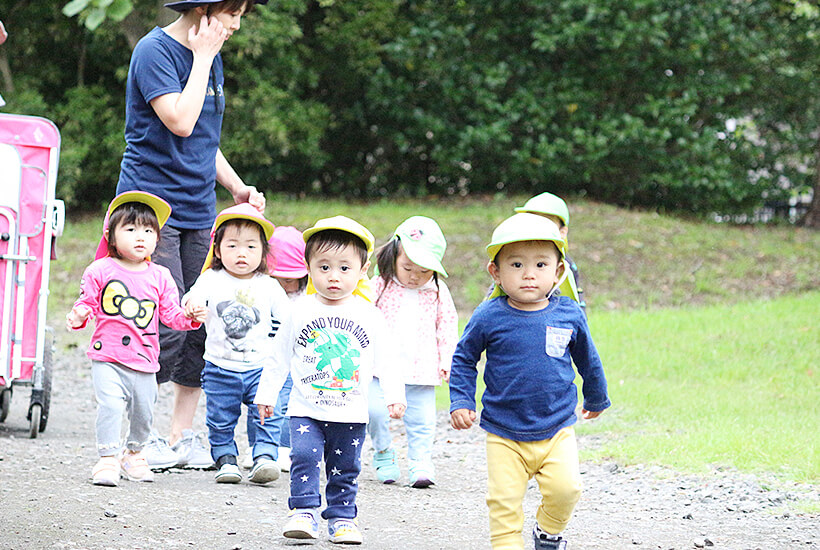 境 紗知子 さんと園児の写真
