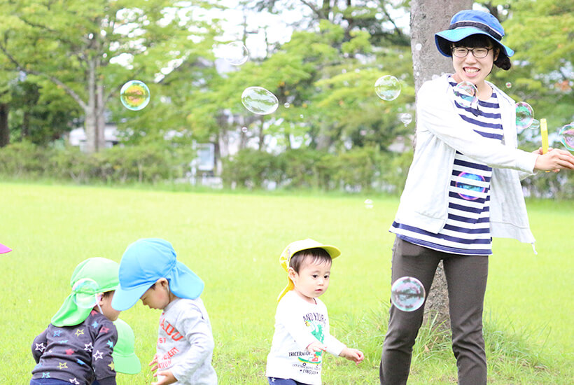 境 紗知子 さんと園児の写真