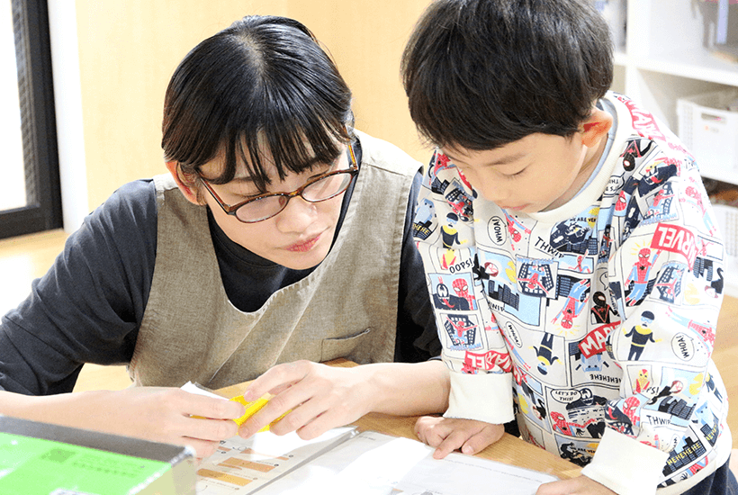 菱沼 千春 さんと園児の写真