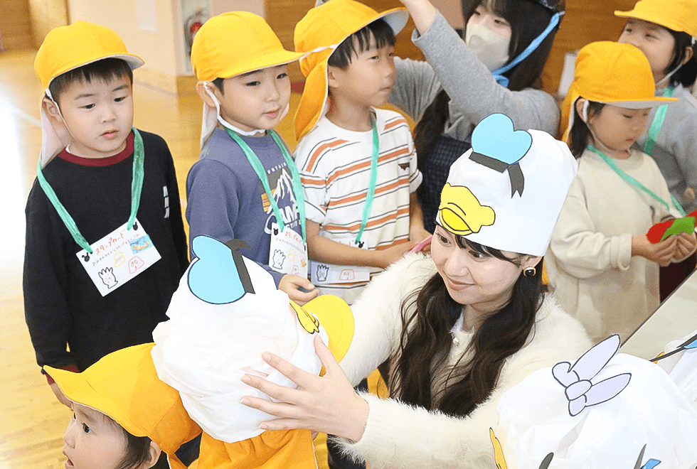 子どもたちとふれ合う学生