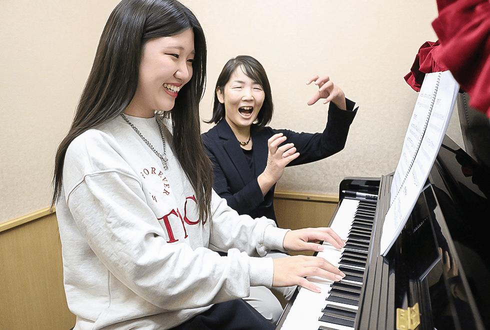 ピアノレッスンを受ける学生