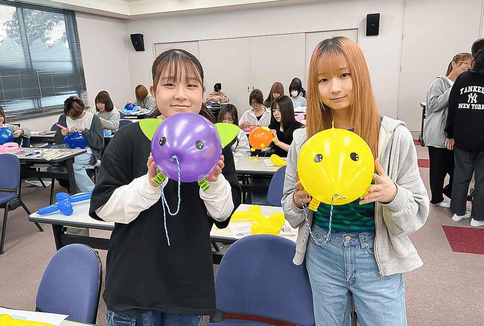 保育教材を制作する学生