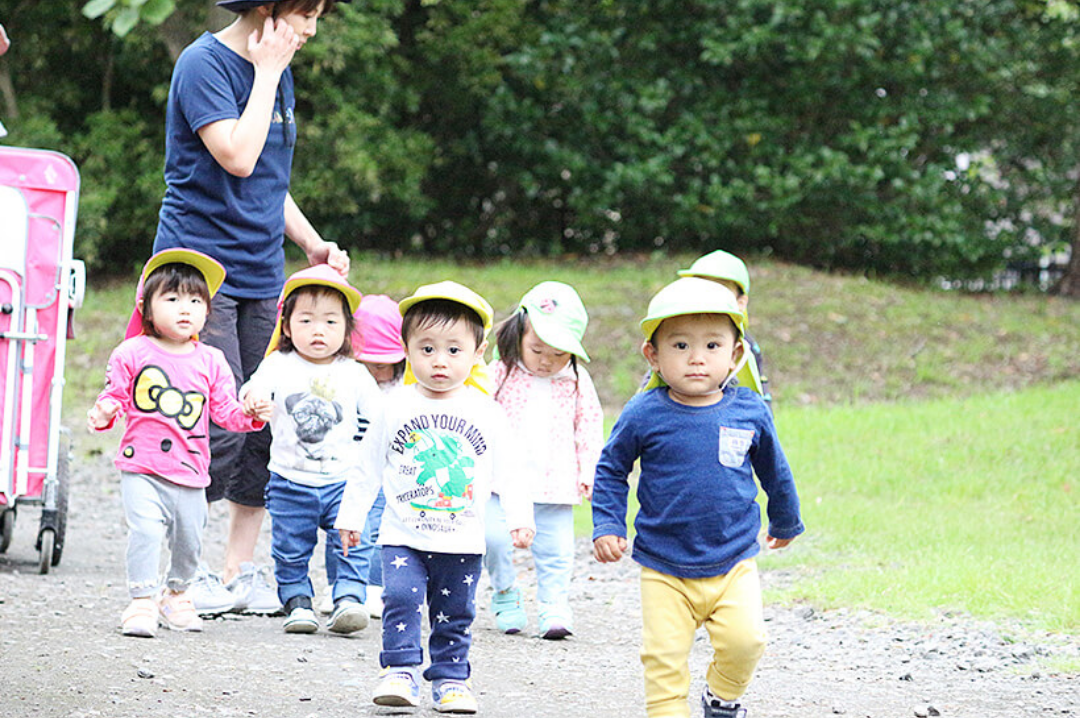 屋外で子どもたちと散歩する様子