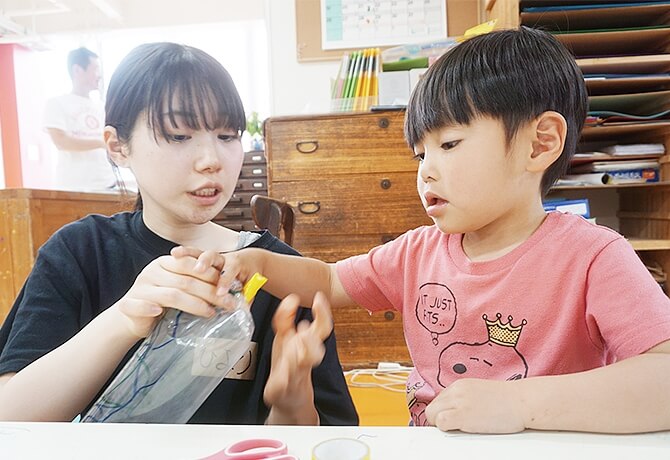 学生が参加するアトリエ自遊楽校でのボランティア