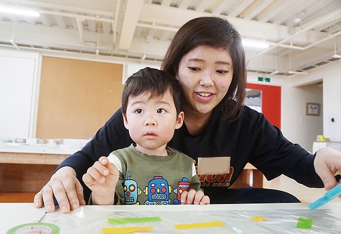 学生が参加するアトリエ自遊楽校でのボランティア