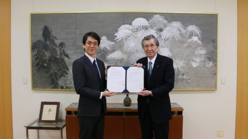 単位互換協定の協定書を掲げる代表者