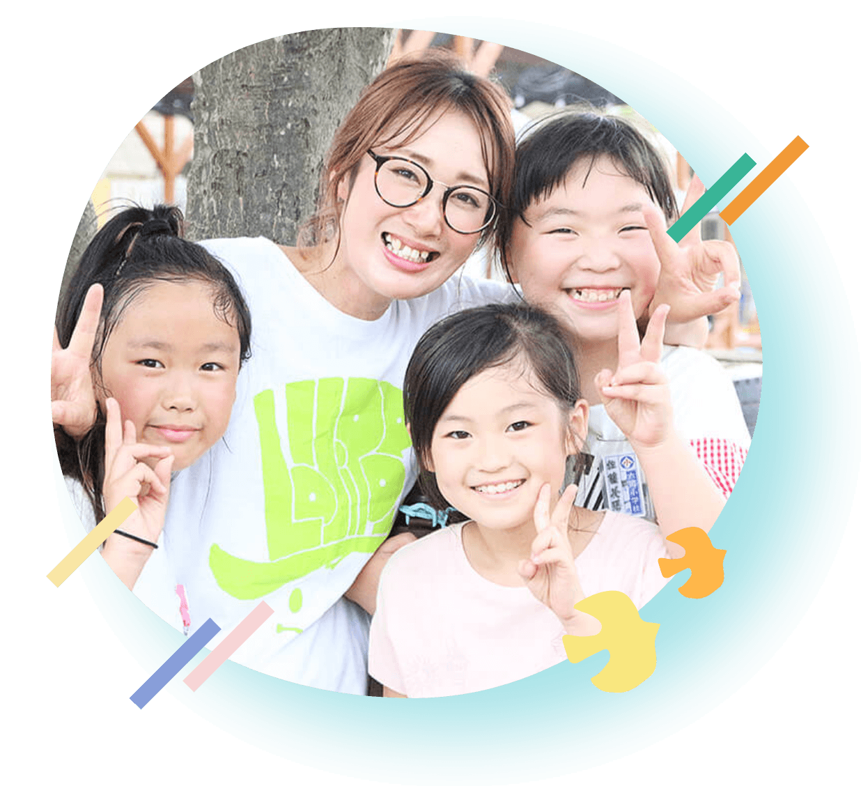 子どもたちと笑顔で写る仙台幼児の学生
