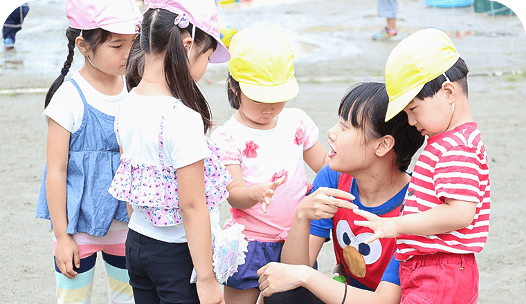 実習先でこどもたちと関わる学生